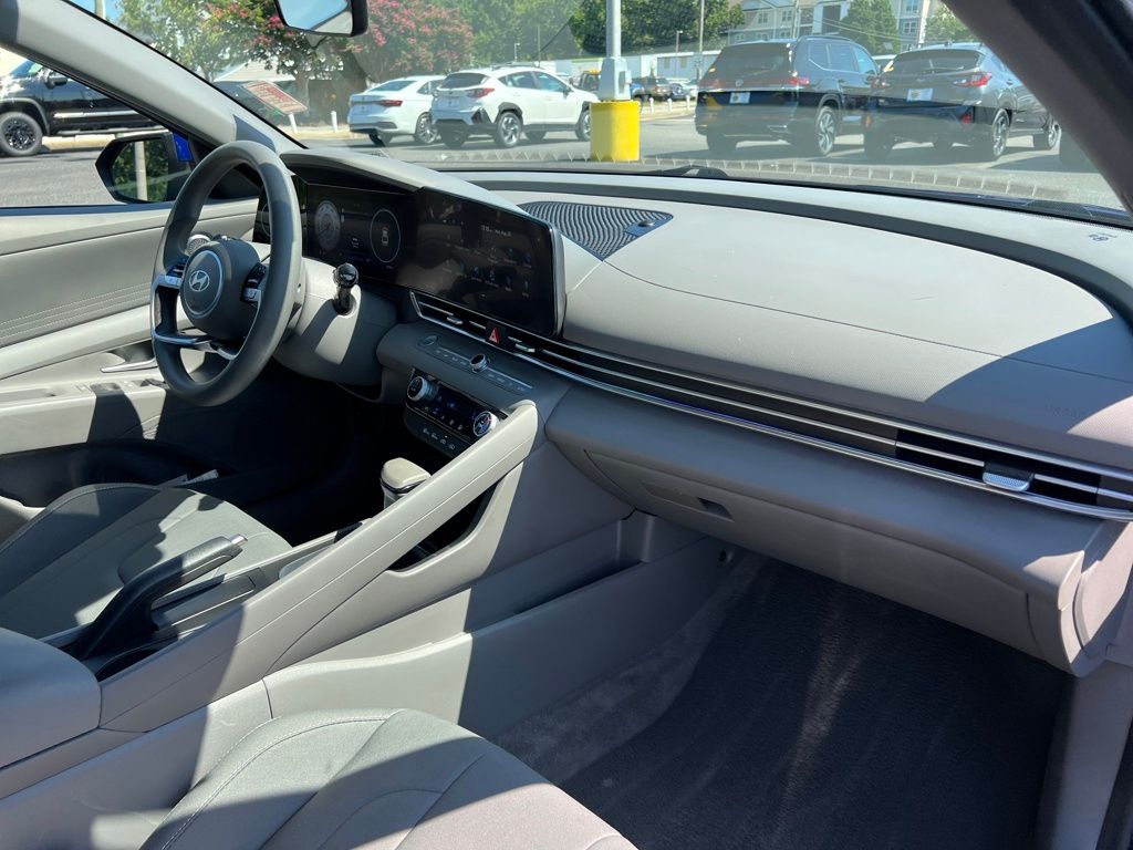 2024 Hyundai Elantra SEL photo 29