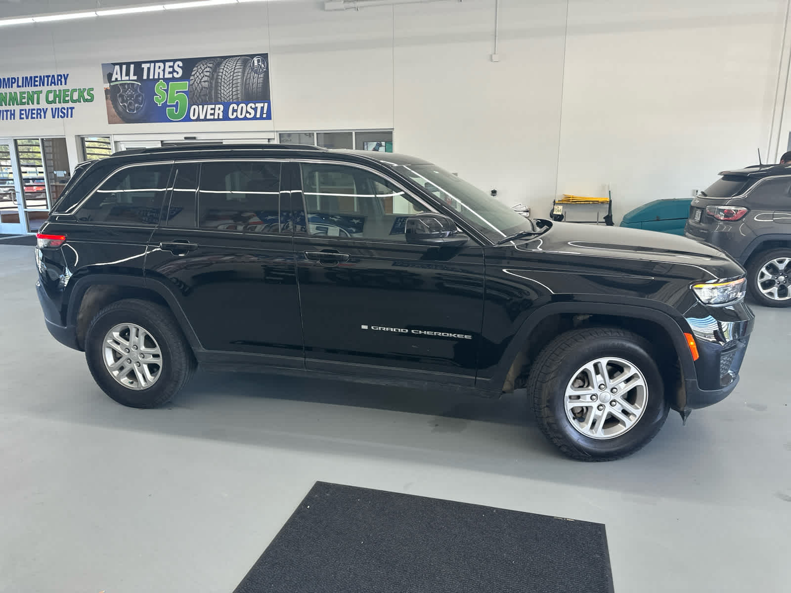 2024 Jeep Grand Cherokee Laredo photo 3