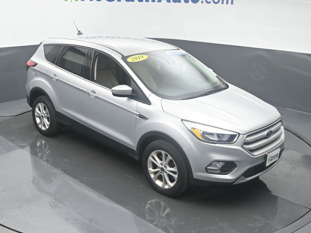 Used 2019 Ford Escape SE with VIN 1FMCU9GD4KUB11351 for sale in Cedar Rapids, IA