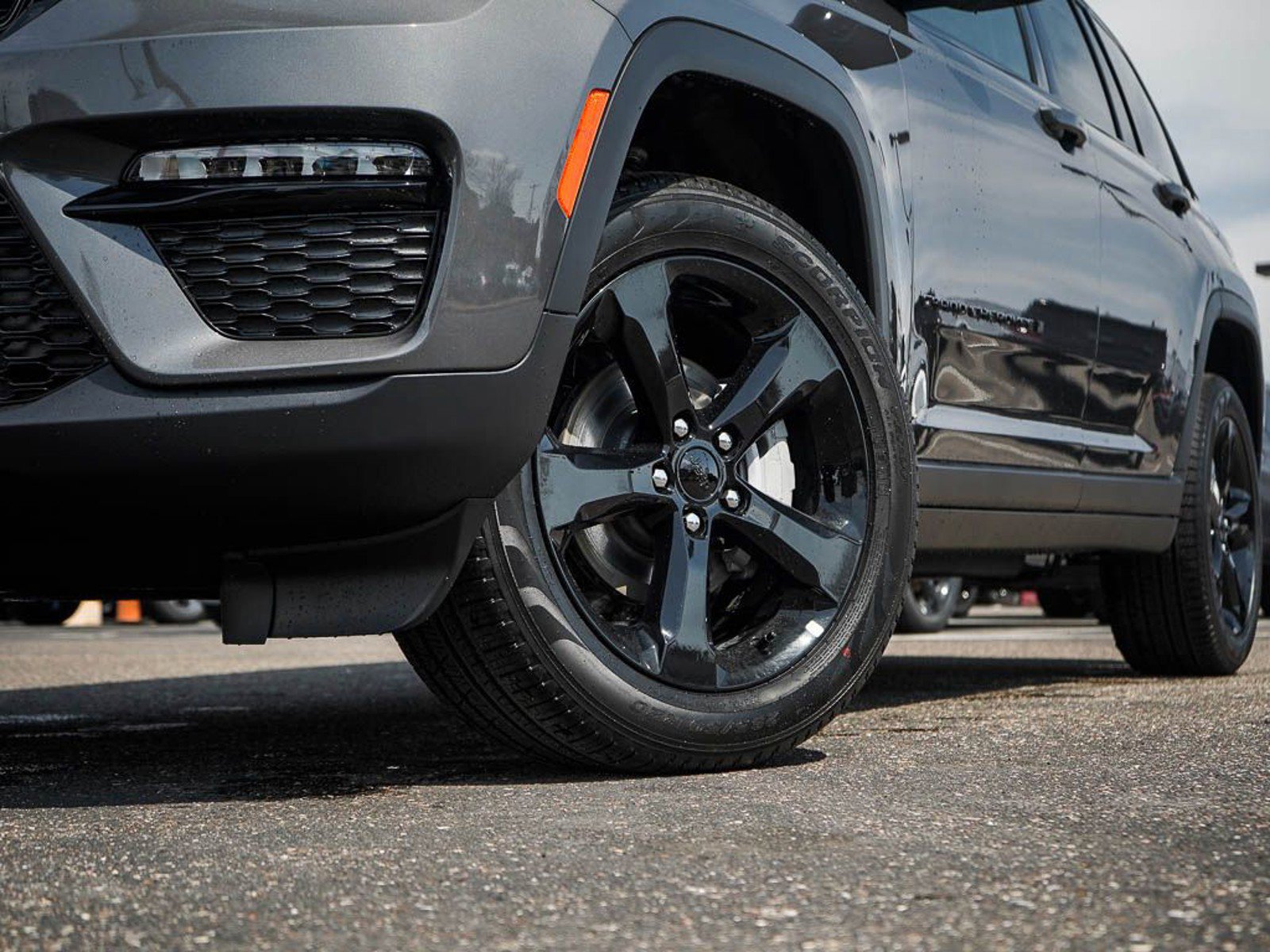 2025 Jeep Grand Cherokee Limited photo 3