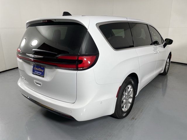 2025 Chrysler Pacifica photo 8