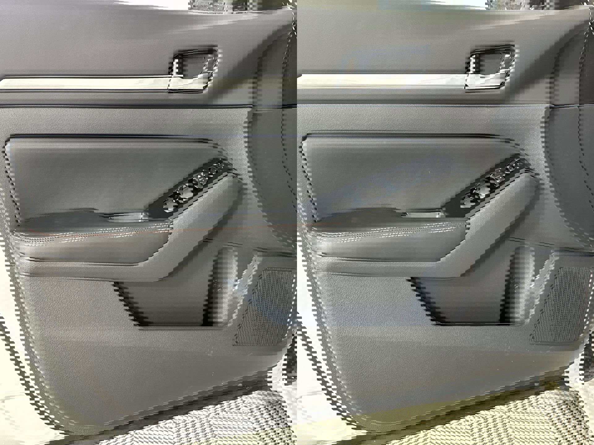 2025 Nissan Altima SR photo 28