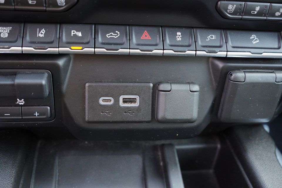 2022 Chevrolet Silverado 3500HD High Country Z71 photo 30
