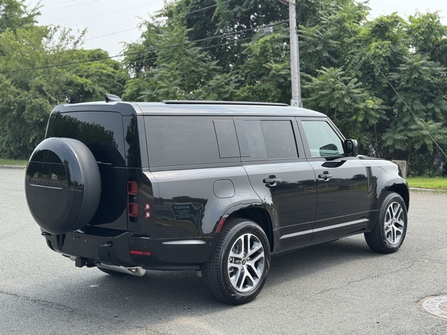 2025 Land Rover Defender 130 X-Dynamic SE photo 4