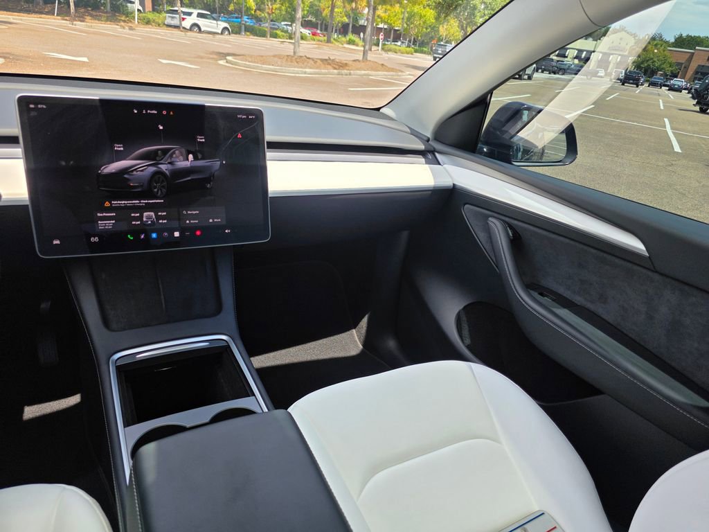 2025 Tesla Model Y Long Range photo 19
