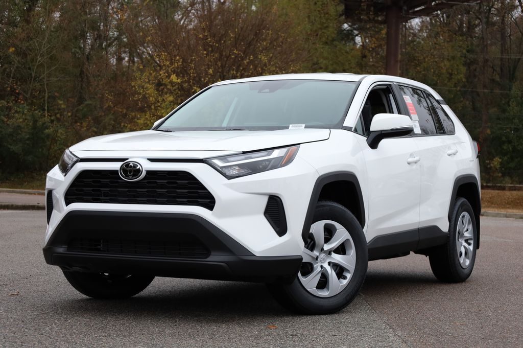 2025 Toyota RAV4 LE's photo
