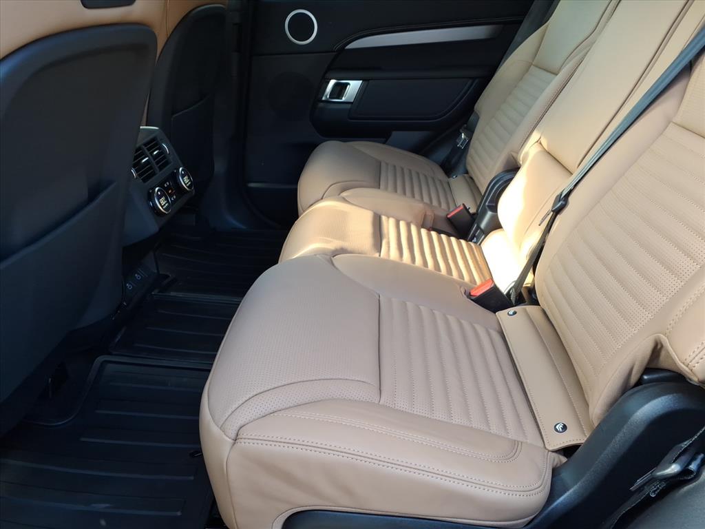 2026 Land Rover Discovery photo 2