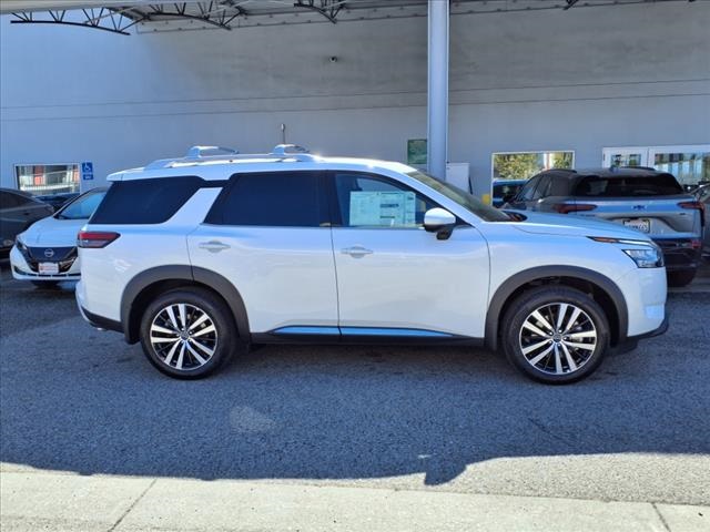2025 Nissan Pathfinder Platinum photo 4