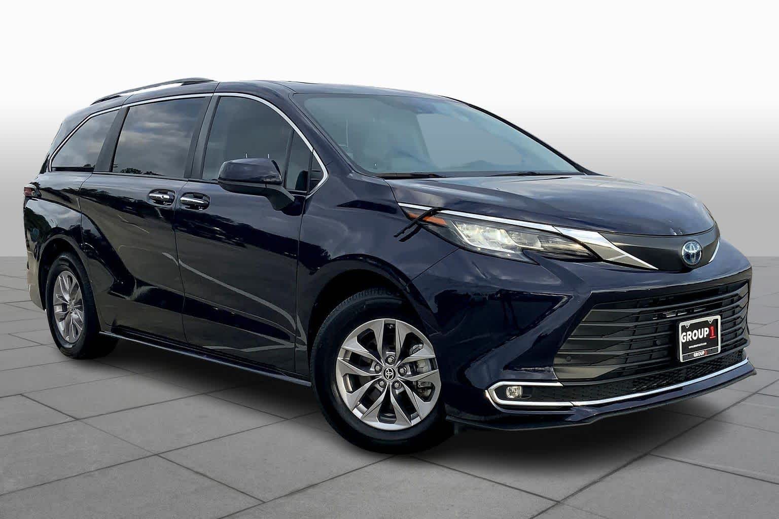 2022 Toyota Sienna XLE photo 2