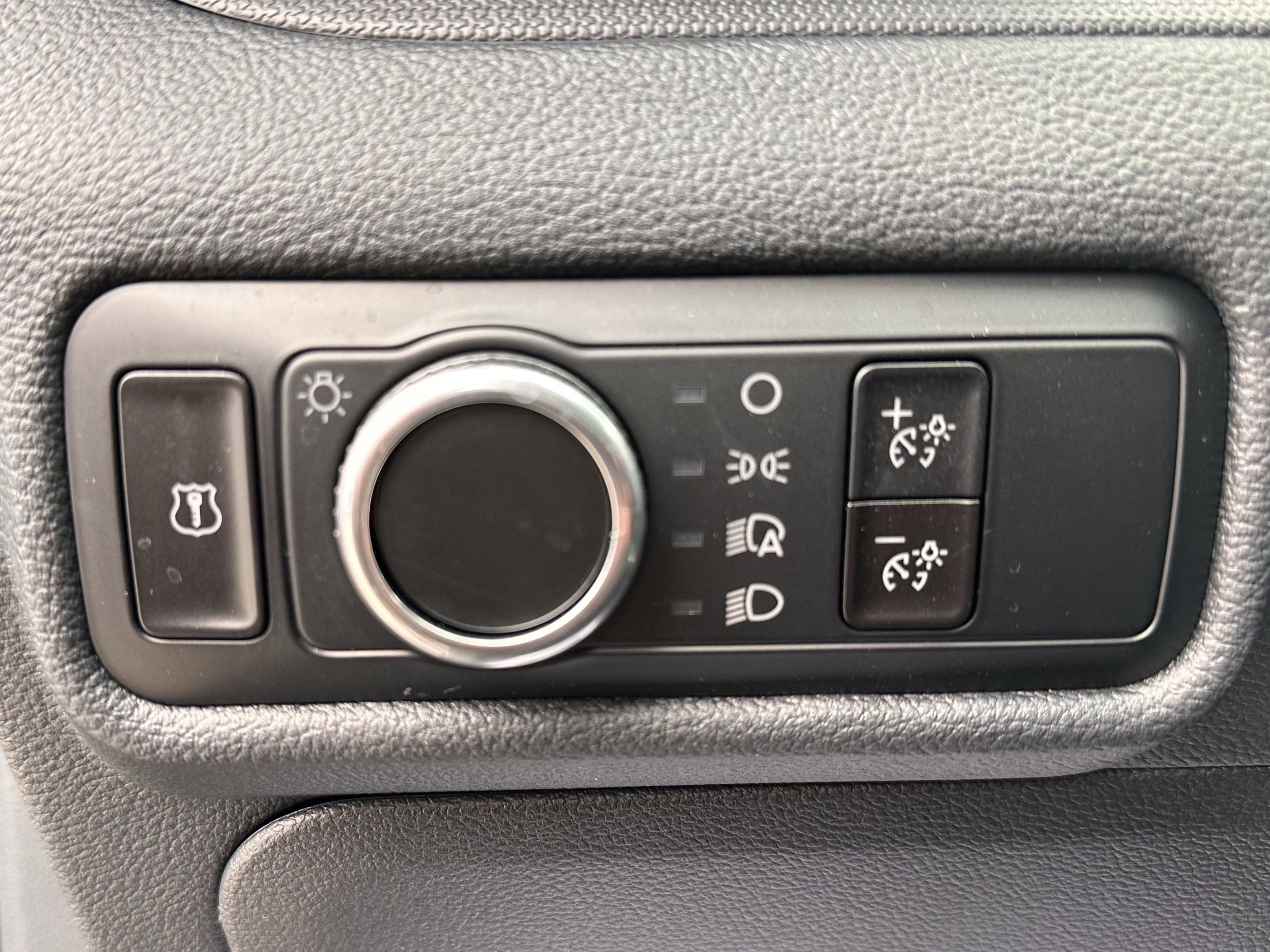 2025 Ford Explorer photo 2