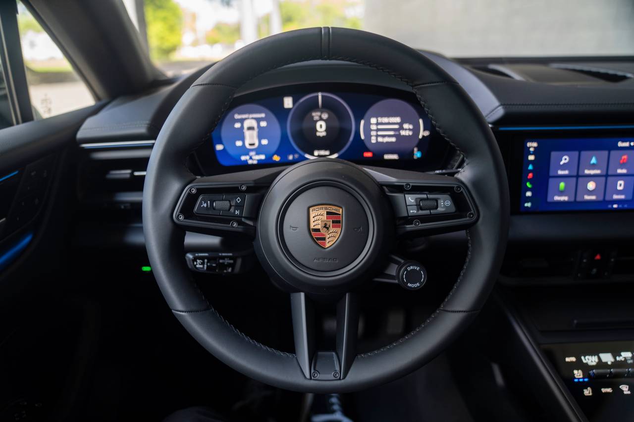 2025 Porsche Macan 4 Electric photo 7