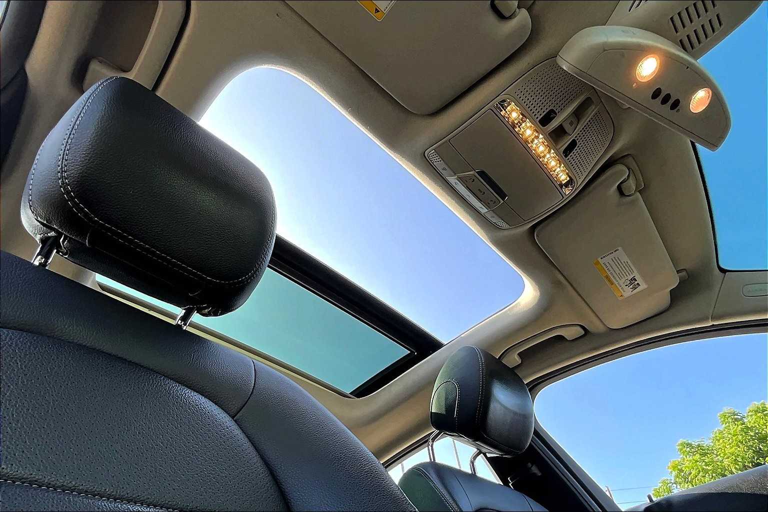 2015 Mercedes Benz C 300 photo 12