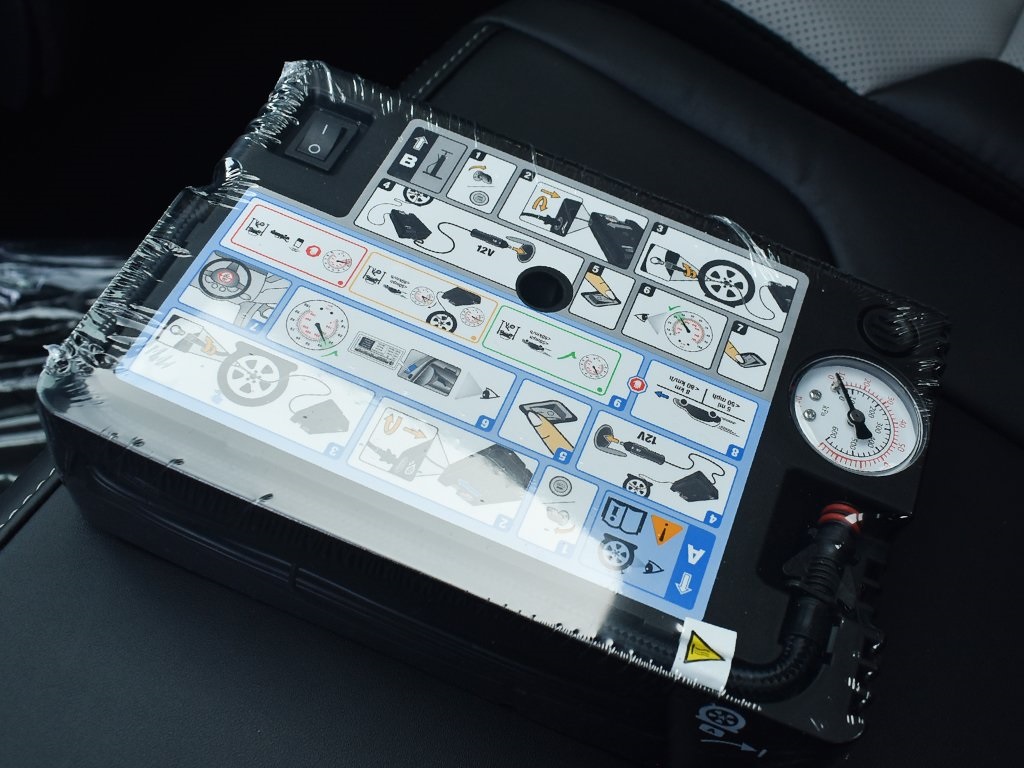 2025 Ford F-150 Lightning Platinum photo 29