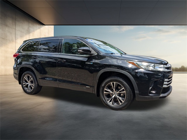 2019 Toyota Highlander Hybrid LE photo 2