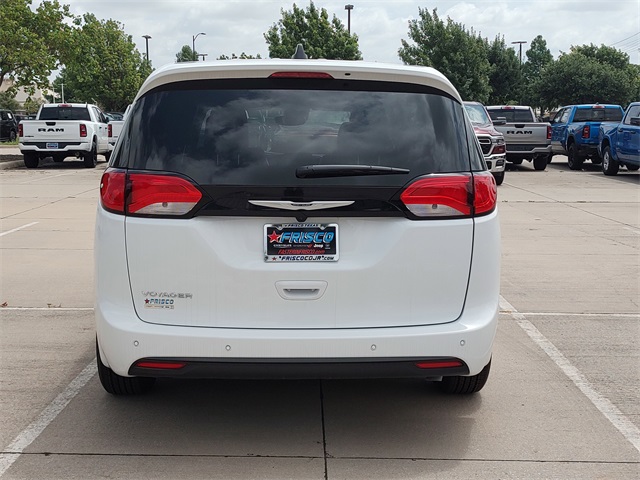 2025 Chrysler Voyager LX photo 4