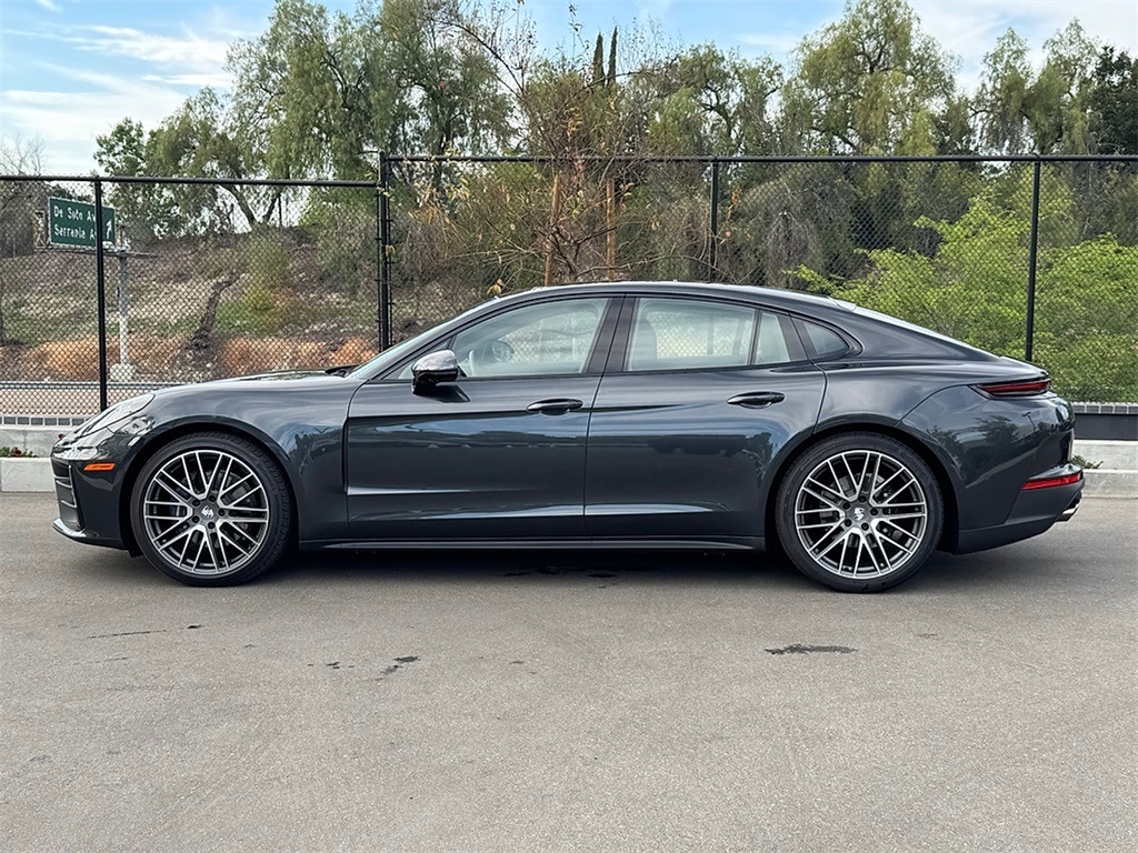 2024 Porsche Panamera photo 2