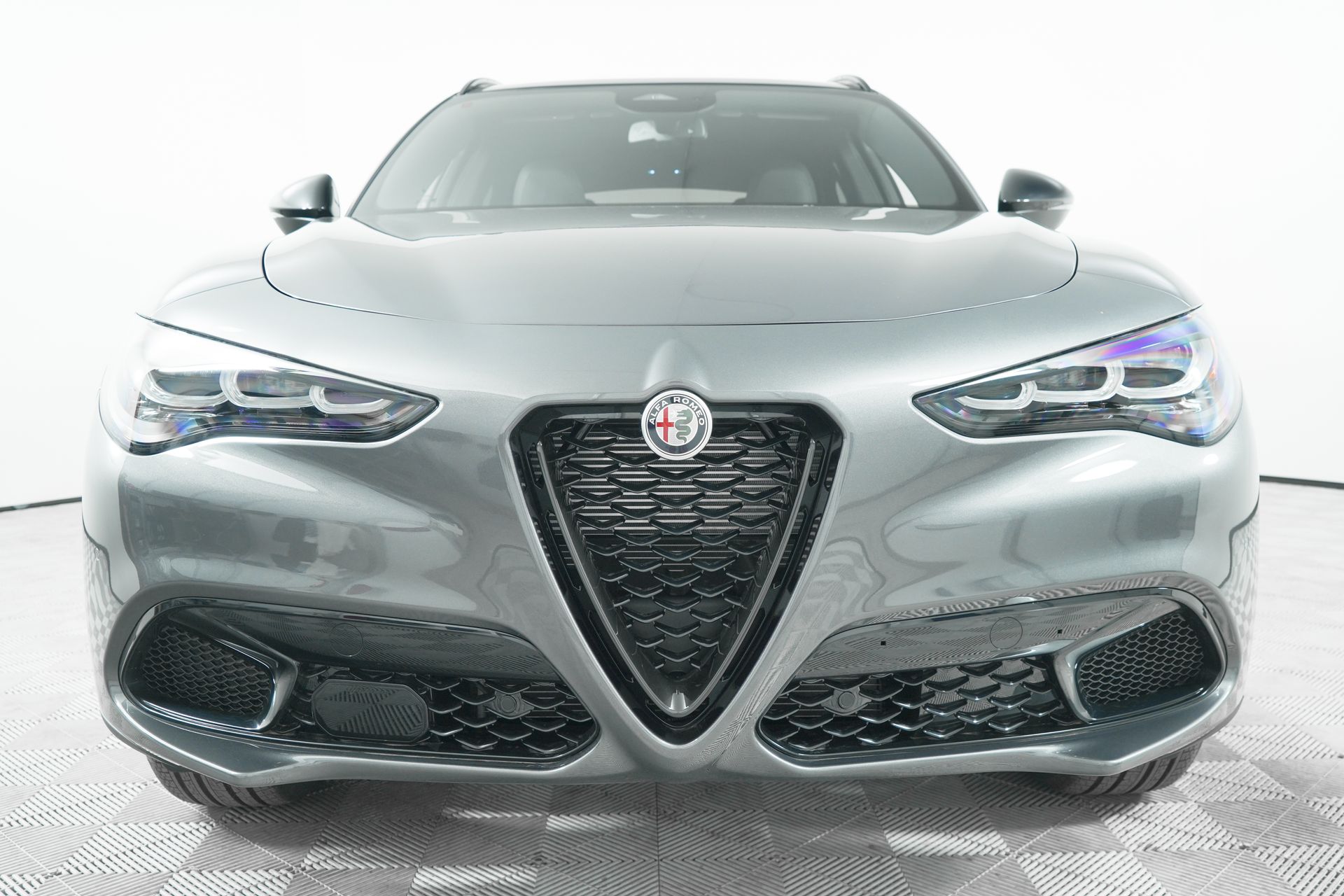 2025 Alfa Romeo Stelvio photo 2