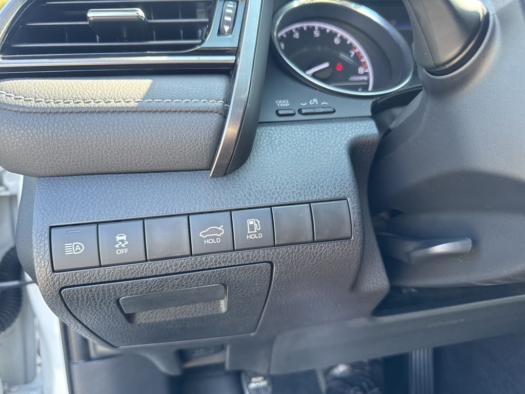 2019 Toyota Camry SE photo 28
