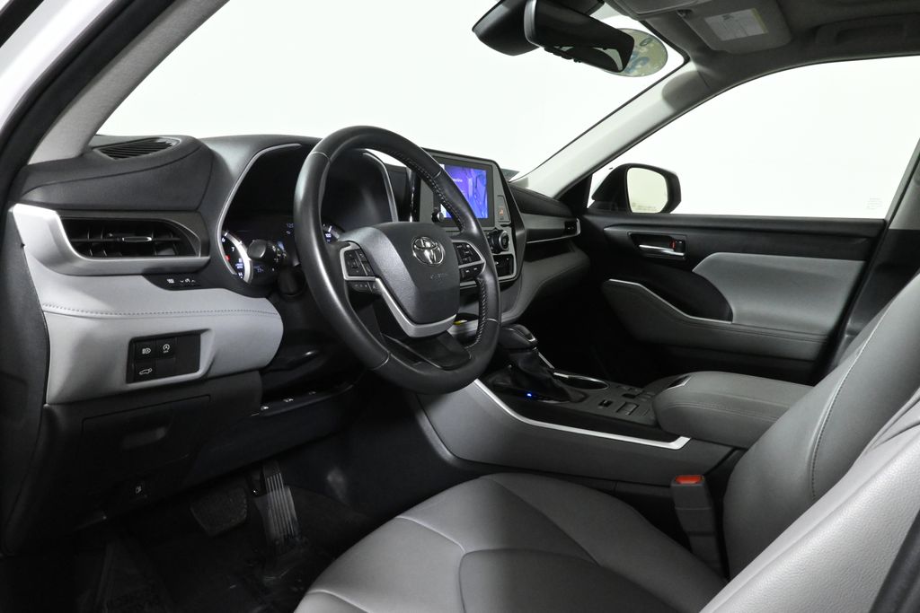 2024 Toyota Highlander XLE photo 13