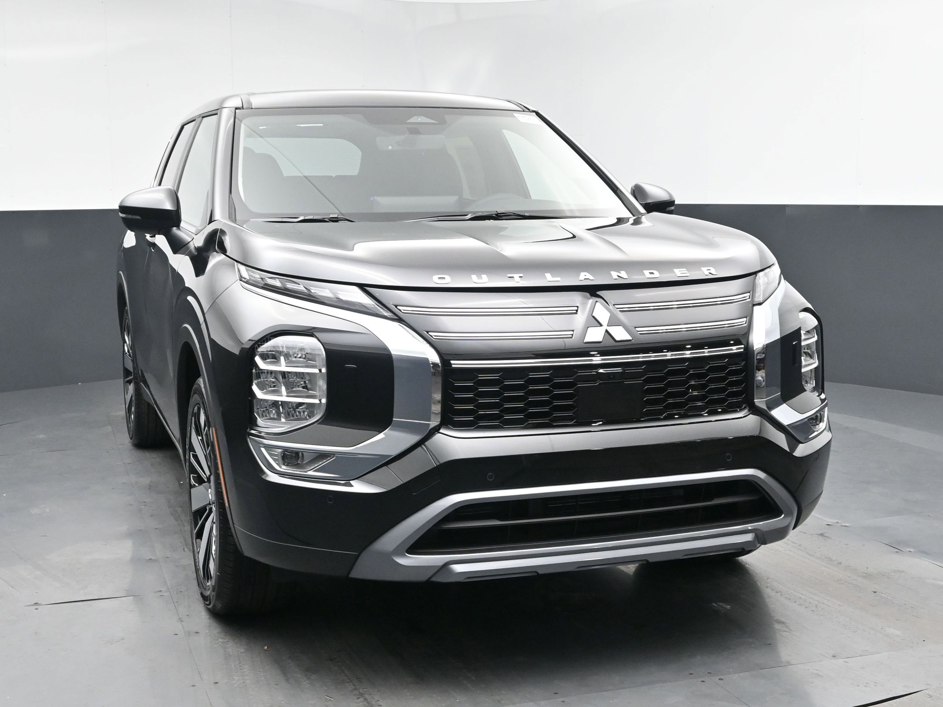 2025 Mitsubishi Outlander SE photo 2