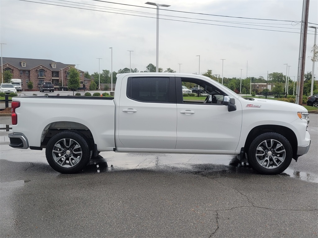 2024 Chevrolet Silverado 1500 LT photo 2