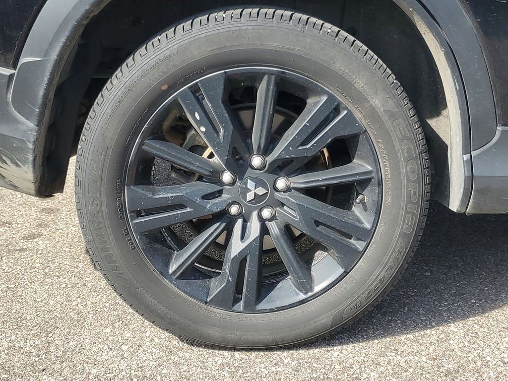 2024 Mitsubishi Eclipse Cross LE photo 3