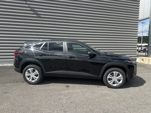 2025 Chevrolet Trax LS photo 2