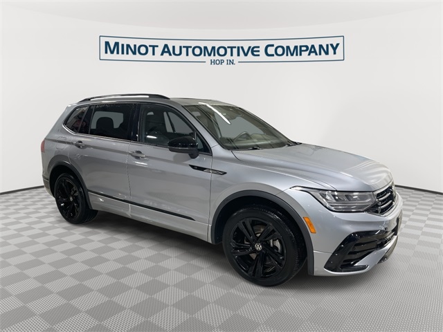 2023 Volkswagen Tiguan SE R-LINE BLACK's photo