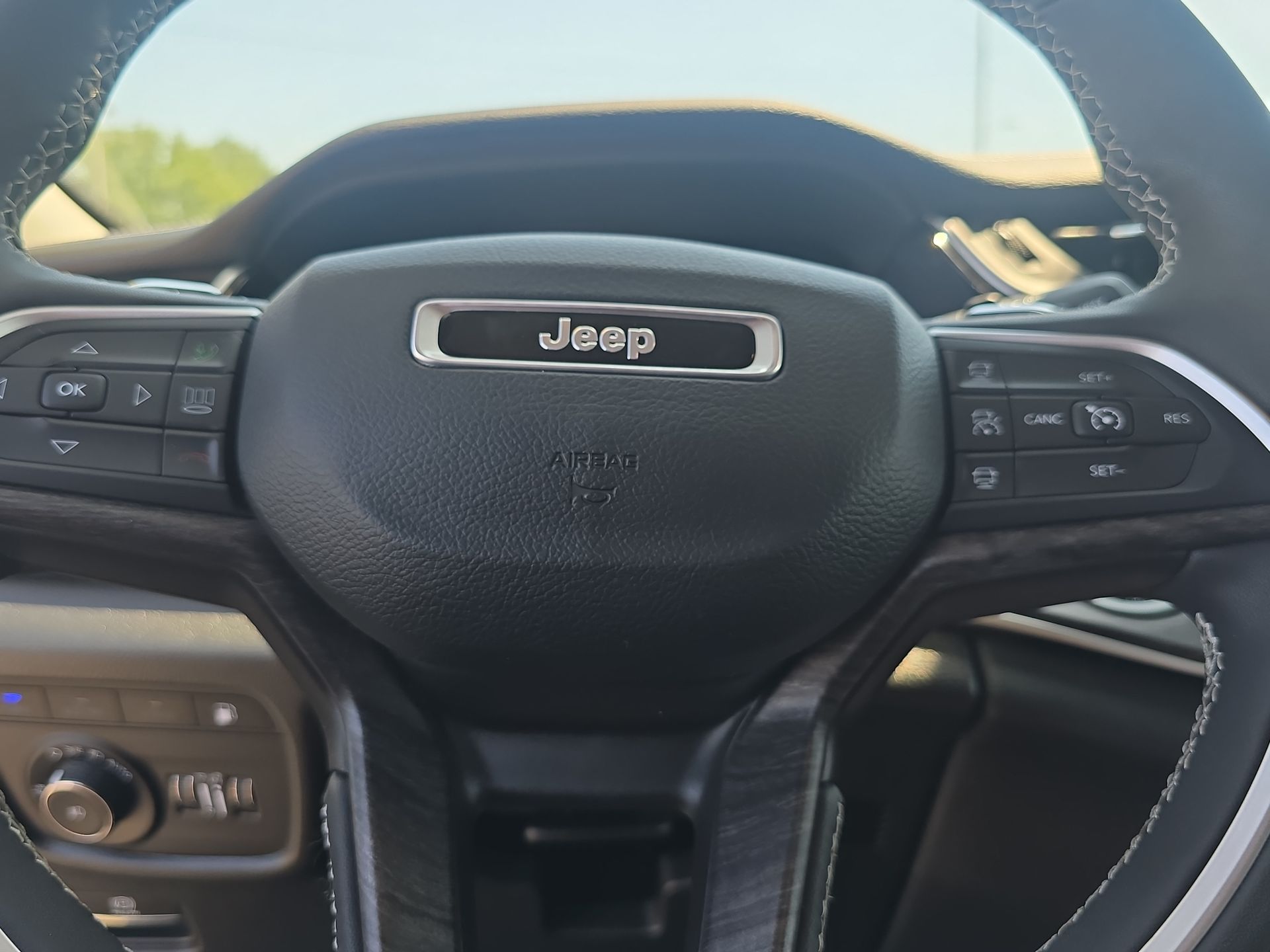 2023 Jeep Cherokee Base photo 44