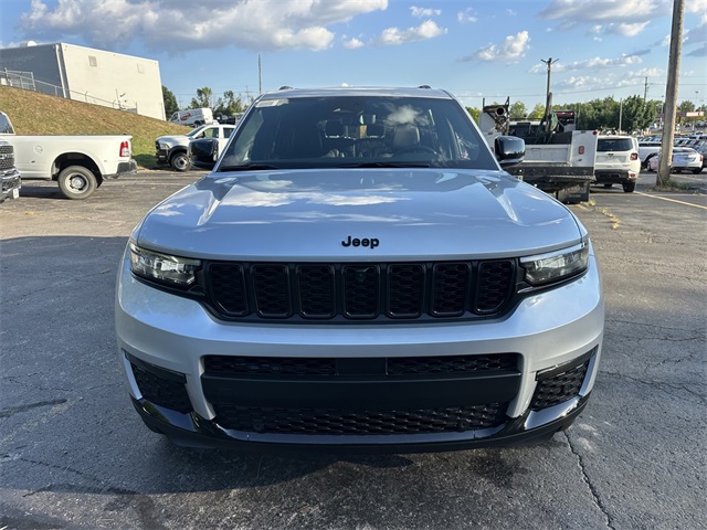 2025 Jeep Grand Cherokee Limited photo 3