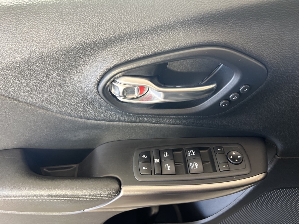 2021 Jeep Cherokee Limited photo 16