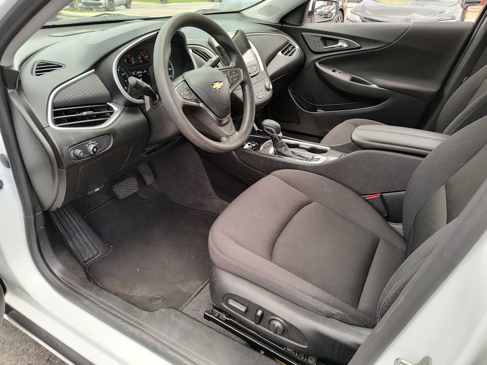 2023 Chevrolet Malibu 1LT photo 2