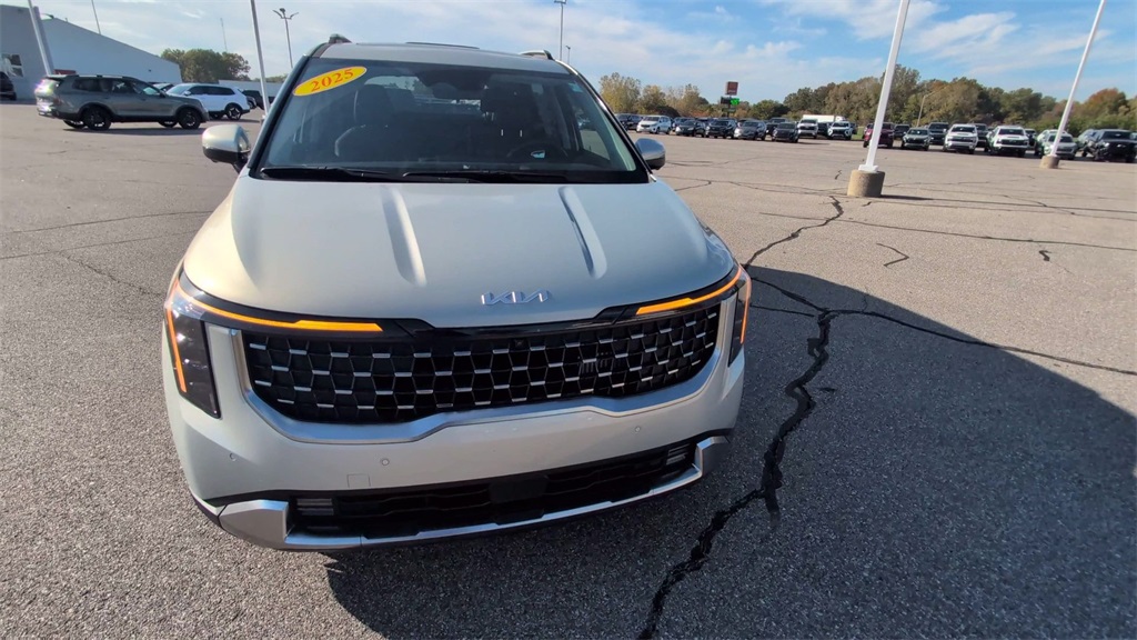 2025 Kia Carnival SX photo 3