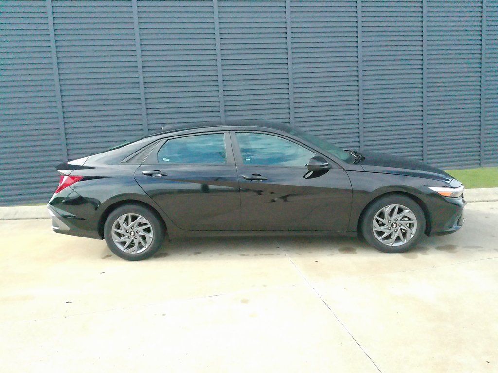 2024 Hyundai Elantra SEL photo 2