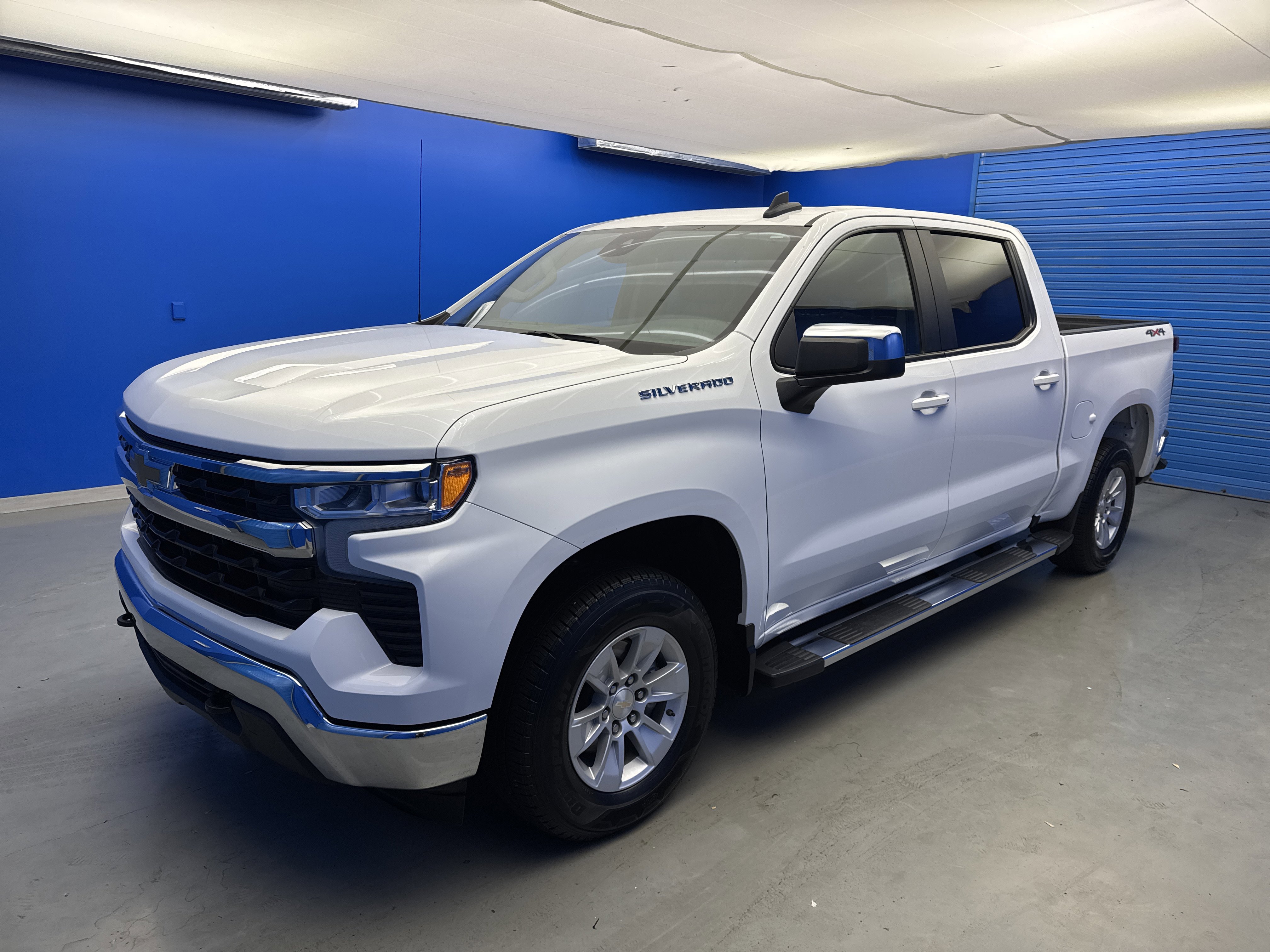 2023 Chevrolet Silverado 1500 LT photo 2