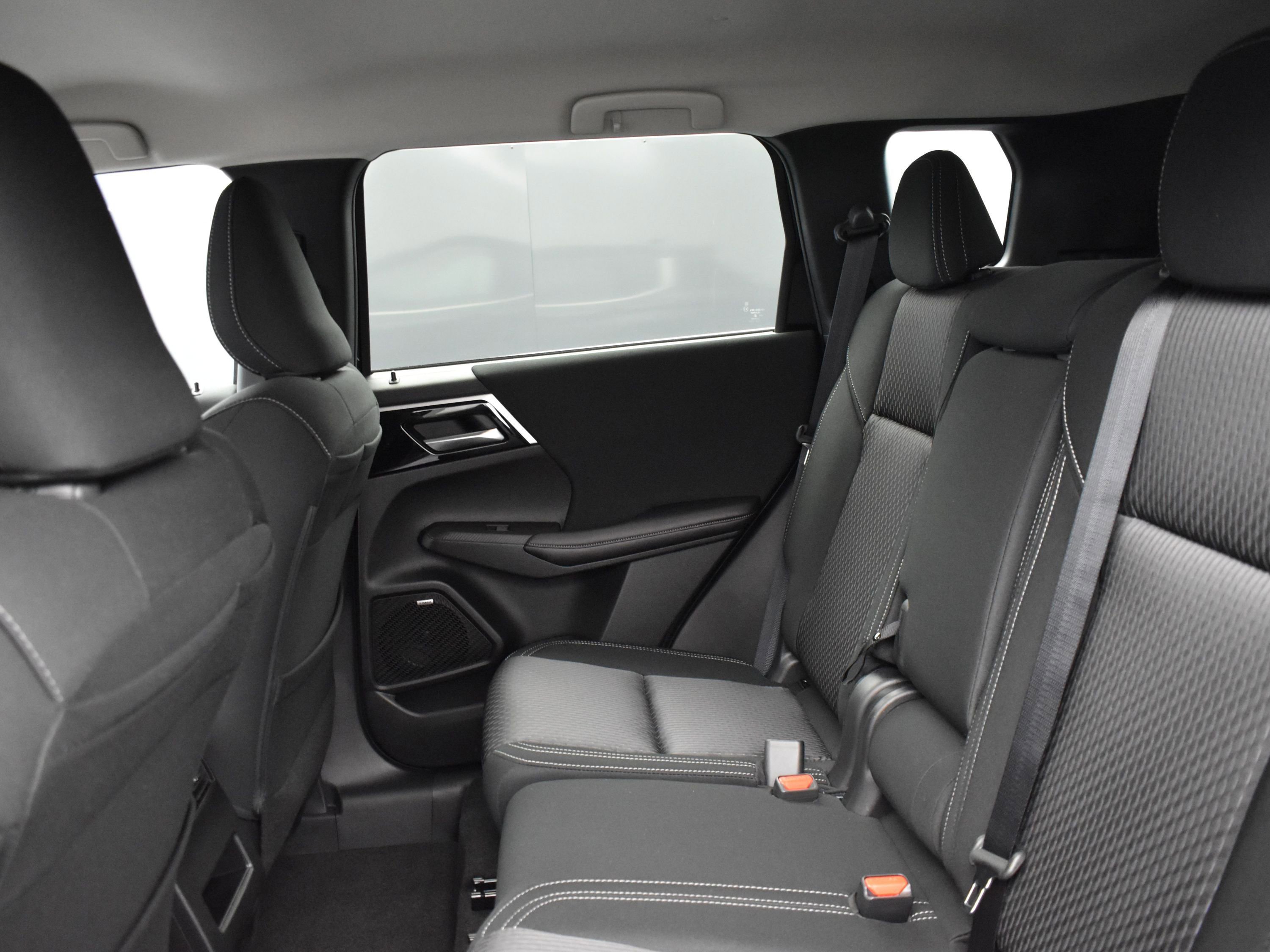 2025 Mitsubishi Outlander ES photo 6