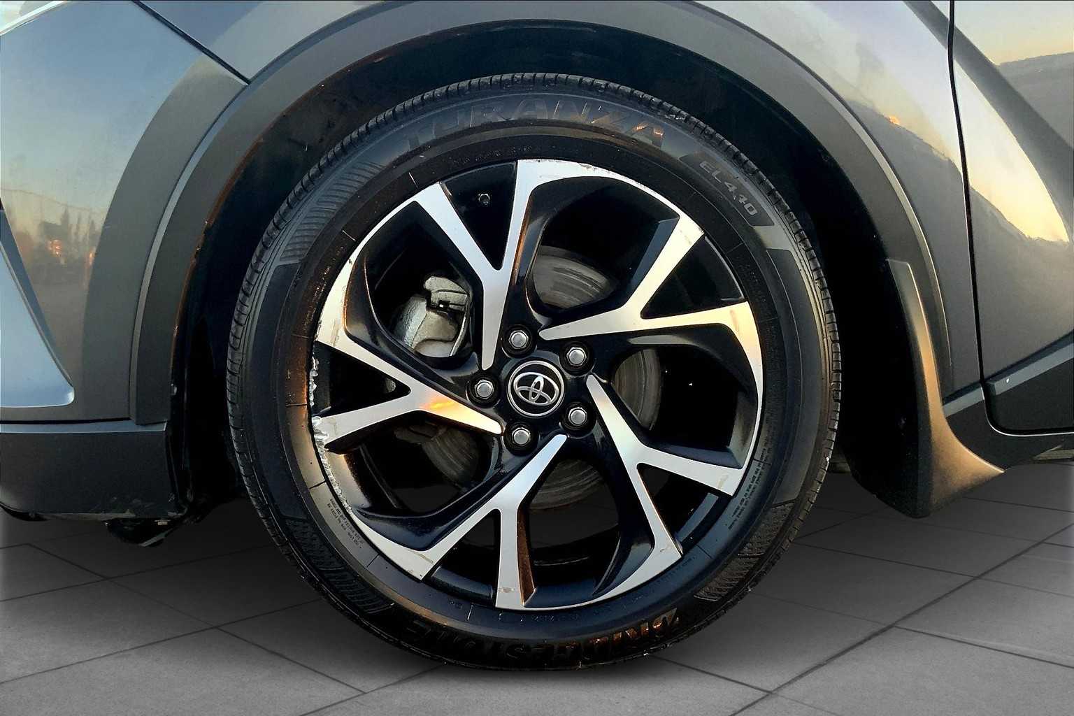 2018 Toyota C-HR XLE Premium photo 10