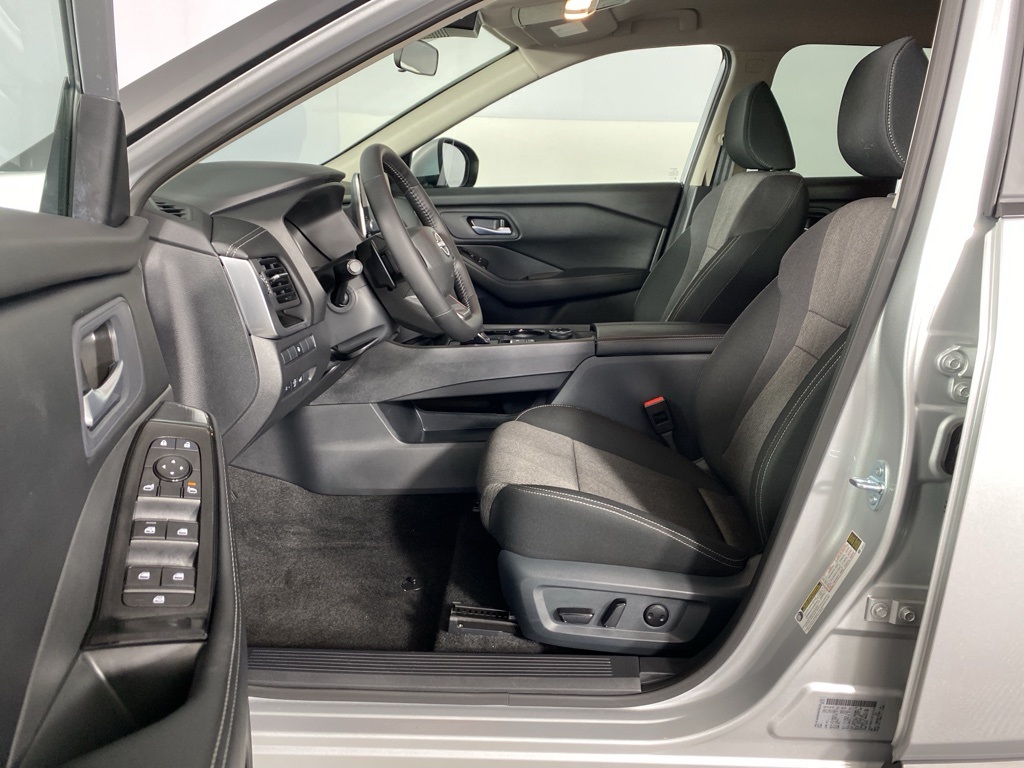 2025 Nissan Rogue SV photo 4