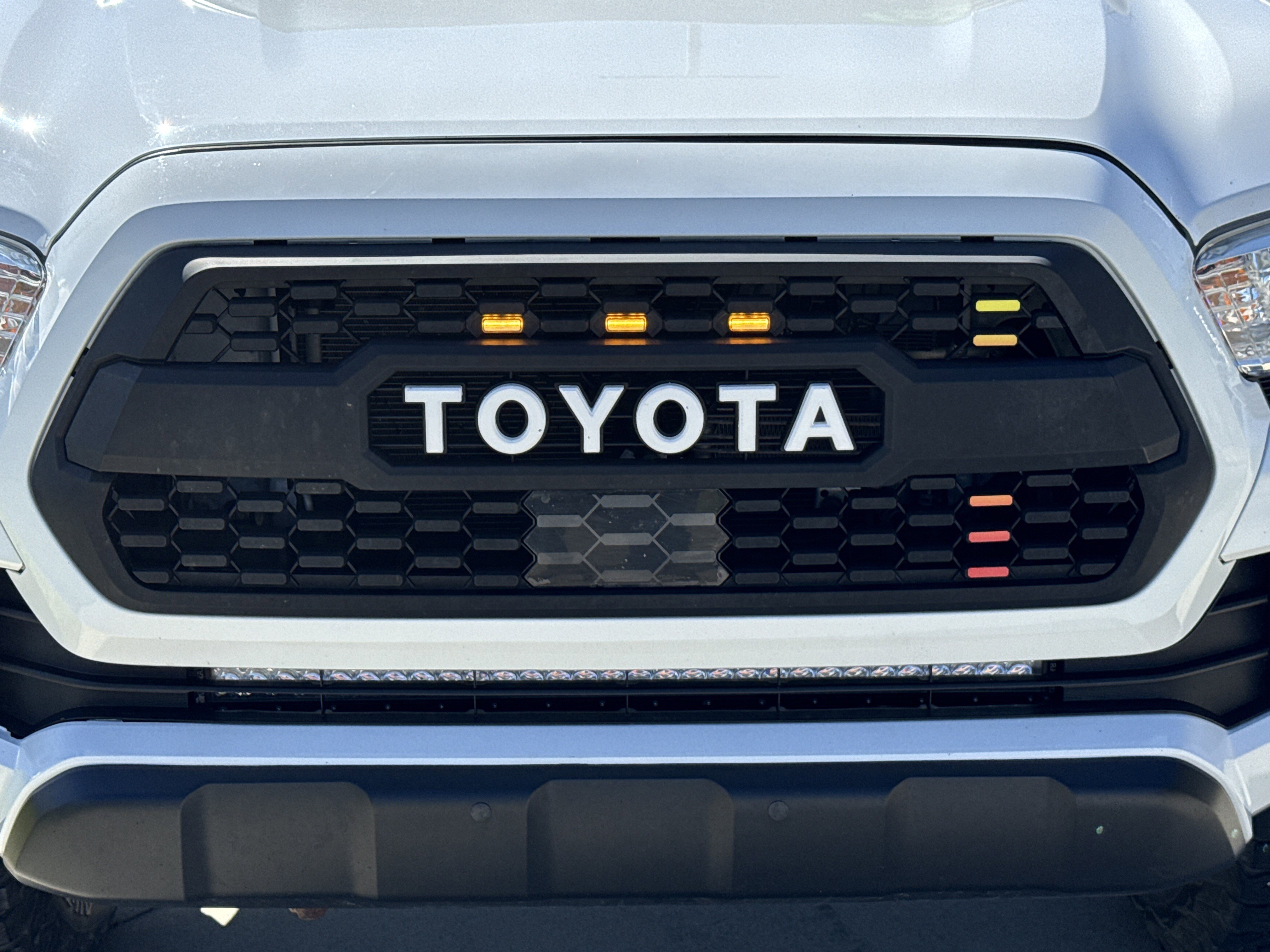 2019 Toyota Tacoma TRD Off-Road photo 2