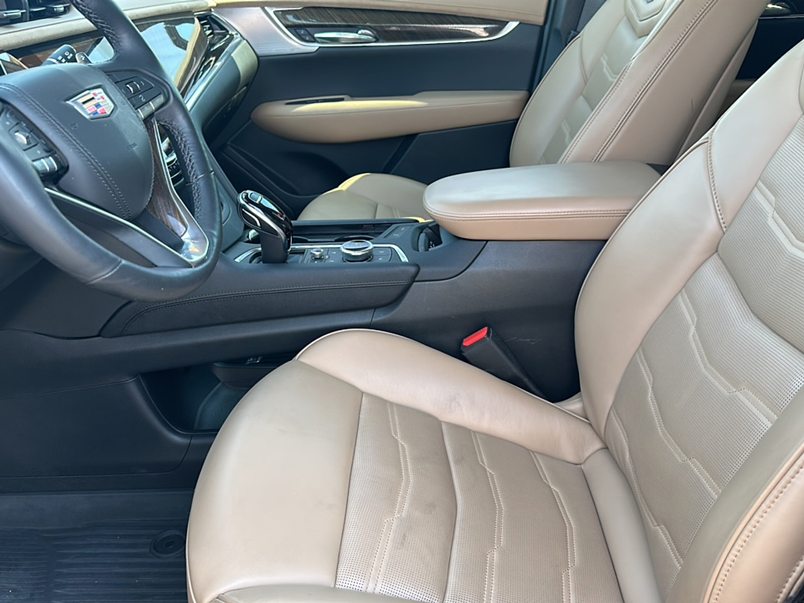 2021 Cadillac XT6 Sport photo 2