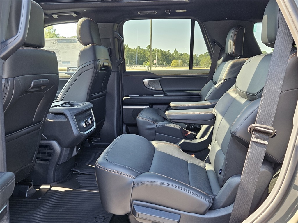 2025 Ford Expedition photo 3