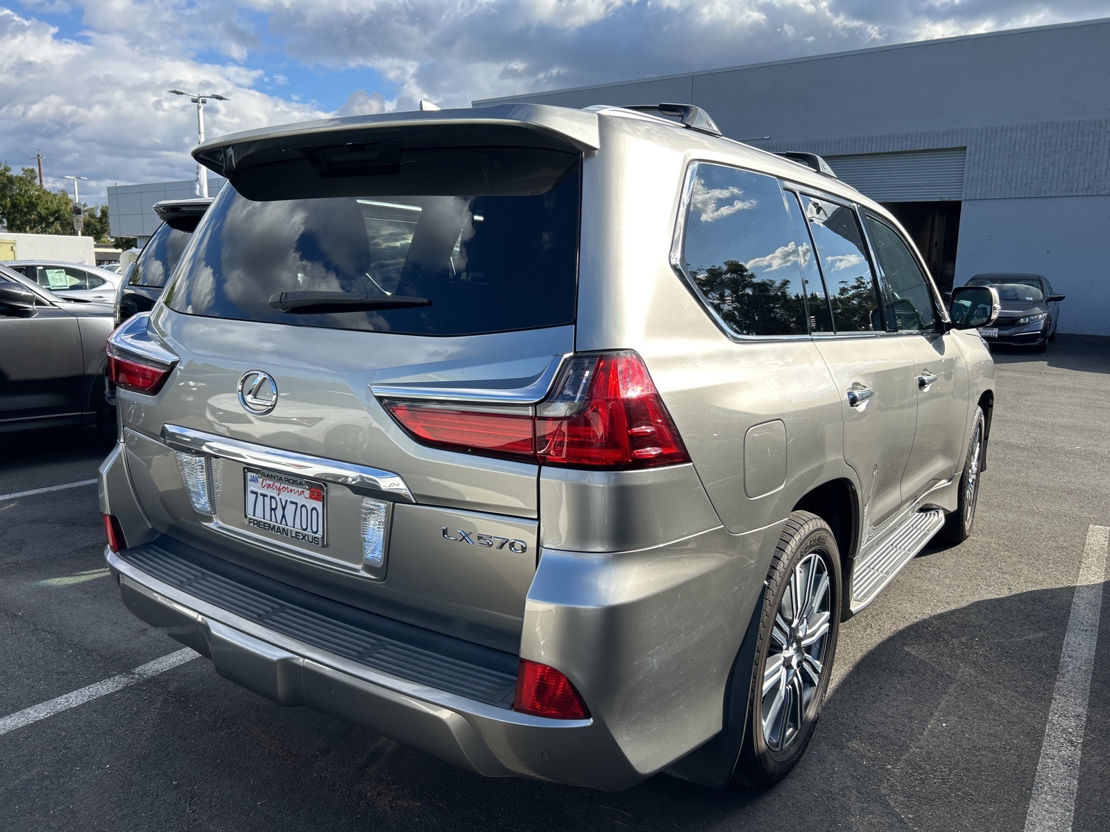 2017 Lexus LX 570 photo 3