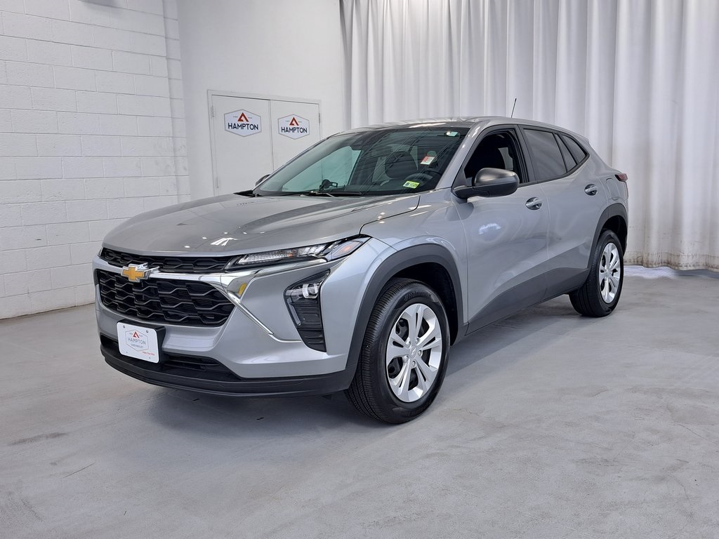 2025 Chevrolet Trax LS photo 2