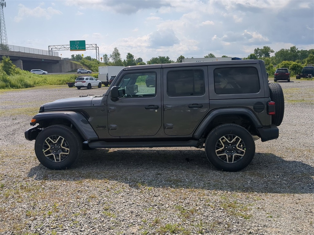 2025 Jeep Wrangler Sahara photo 4