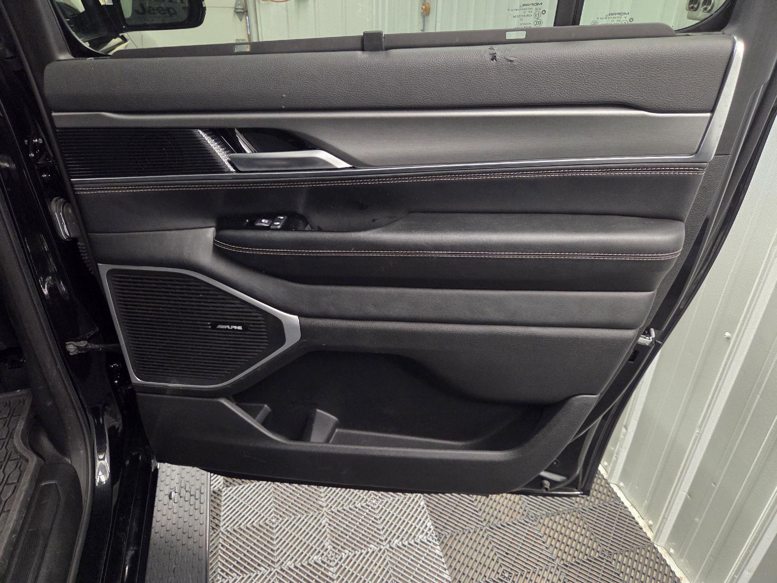 2024 Jeep Wagoneer L Series II Carbide photo 46