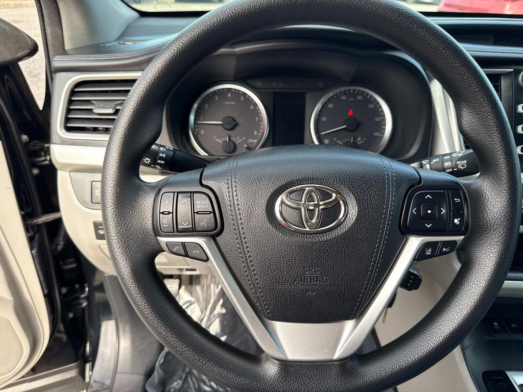 2017 Toyota Highlander LE photo 33