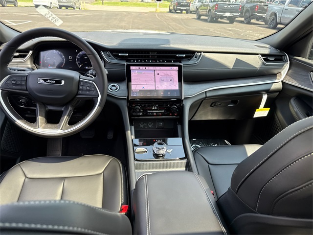 2025 Jeep Grand Cherokee Limited photo 2
