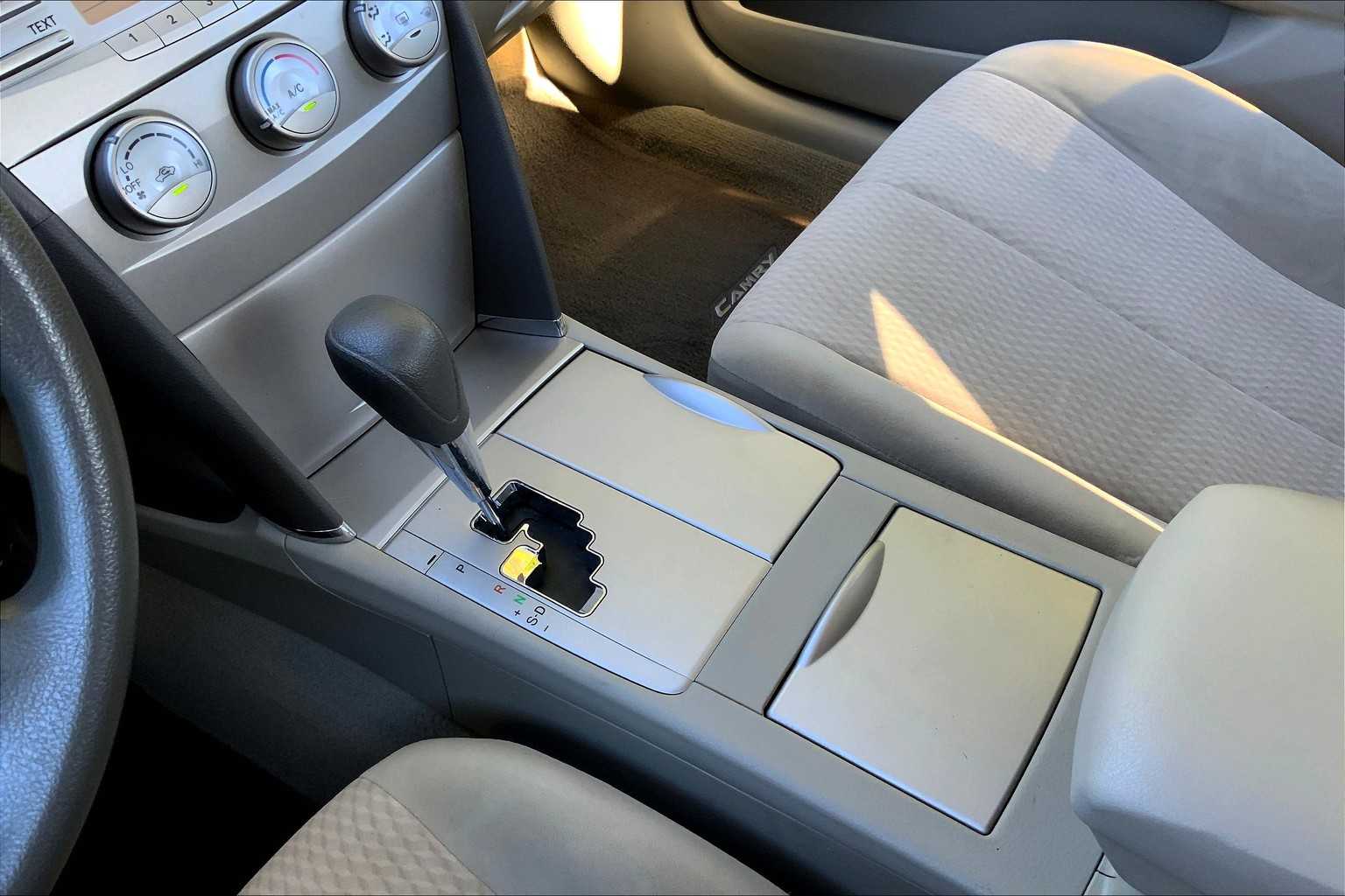 2010 Toyota Camry LE photo 15