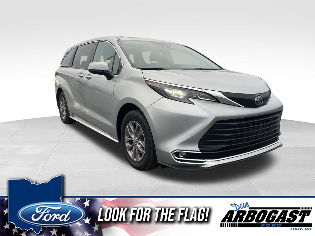 2024 Toyota Sienna XLE's photo