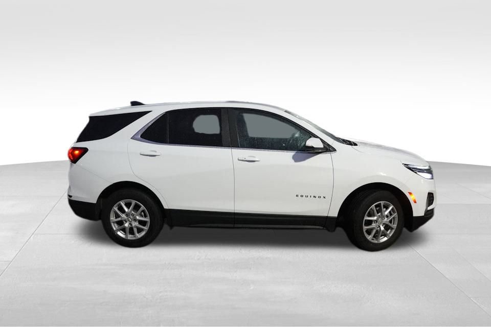 2022 Chevrolet Equinox LT photo 2